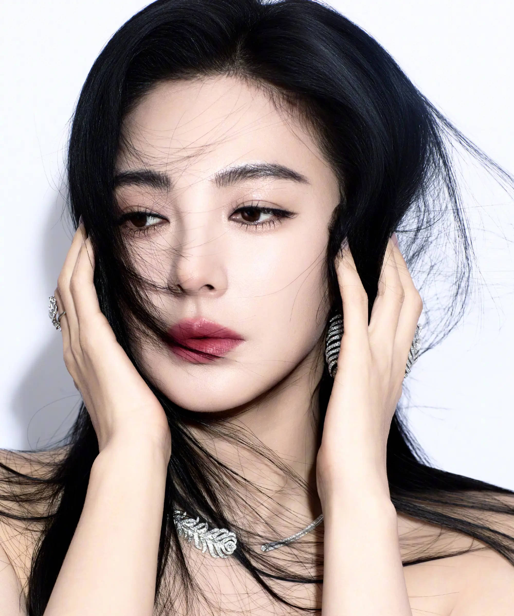 张雨绮鱼尾裙搭配羽毛珠宝 红唇冷眸飒爽又明艳