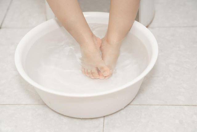 天天用热水泡脚，等于慢性自杀？提醒：这4种人或许不适合泡脚