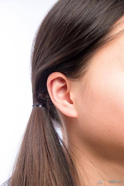 耳鸣总不好？银杏叶片+甲钴胺+乌灵胶囊三药联用，从根源调理