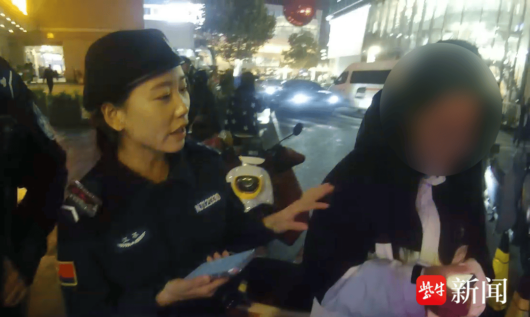 刚入行三天的女外卖员丢车后路边哭泣，PTU队员帮她找到车后暖心安慰