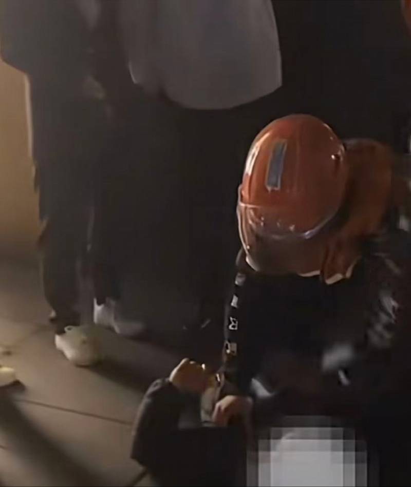 杭州一男子抢夺珠宝店手镯，被外卖员控制！警方确认见义勇为