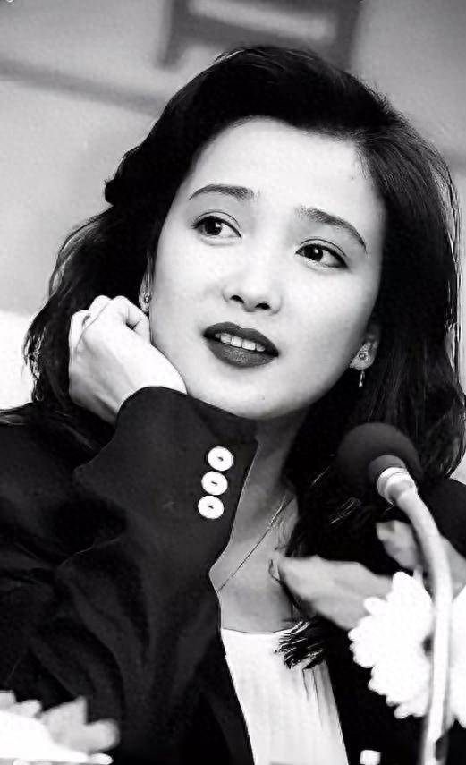 原创            何晴葬礼举行！儿子手捧骨灰，遗像曝光惹泪目，廖京生现身送别