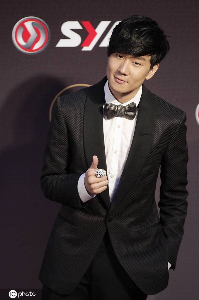 林俊杰晒照官宣恋情 与女方相差21岁