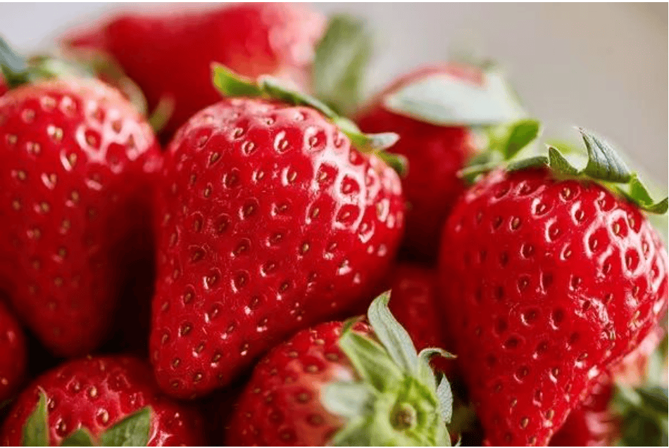 原创            草莓立大功，常吃草莓的人有福了，身体会收到这些显著变化