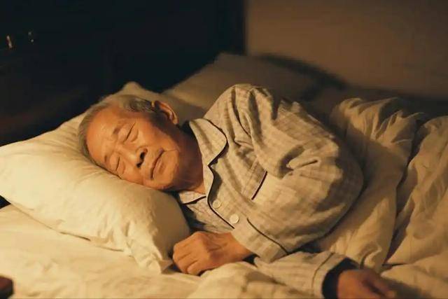 “早睡早起”是错的？医生劝告：过了62岁，睡觉尽量要做到这4点