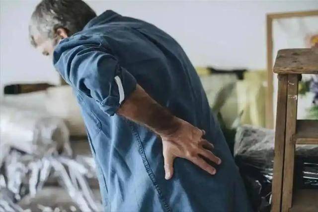 医生：肾病早期不是腰疼，而是晨起出现这4个身体异常，别大意