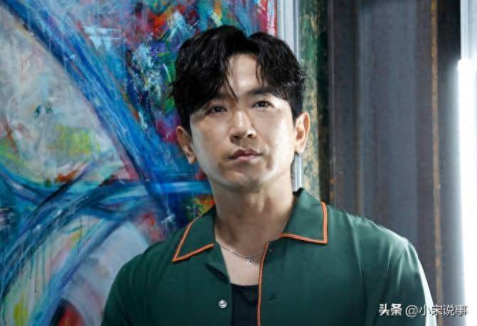 男星妻子还有2周生产，他却假装扔垃圾偷偷抽烟，夫妻俩当众争吵