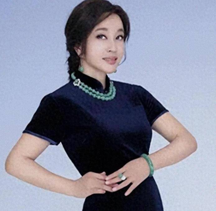 75岁刘晓庆溶洞综艺摔倒引担忧，勇气圈粉但安全要跟上，节目组别再拿风险当话题