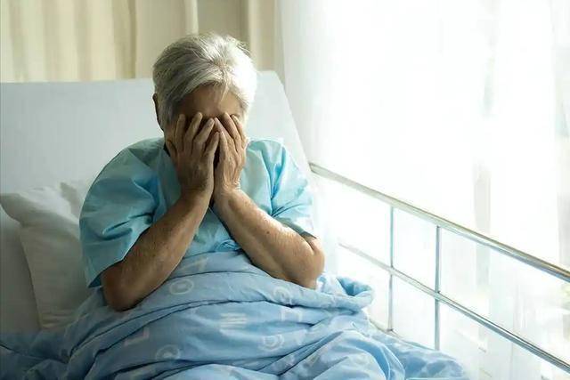 医生再次提醒：癌症患者过了69岁，基本都有这4现状，要坦然接受