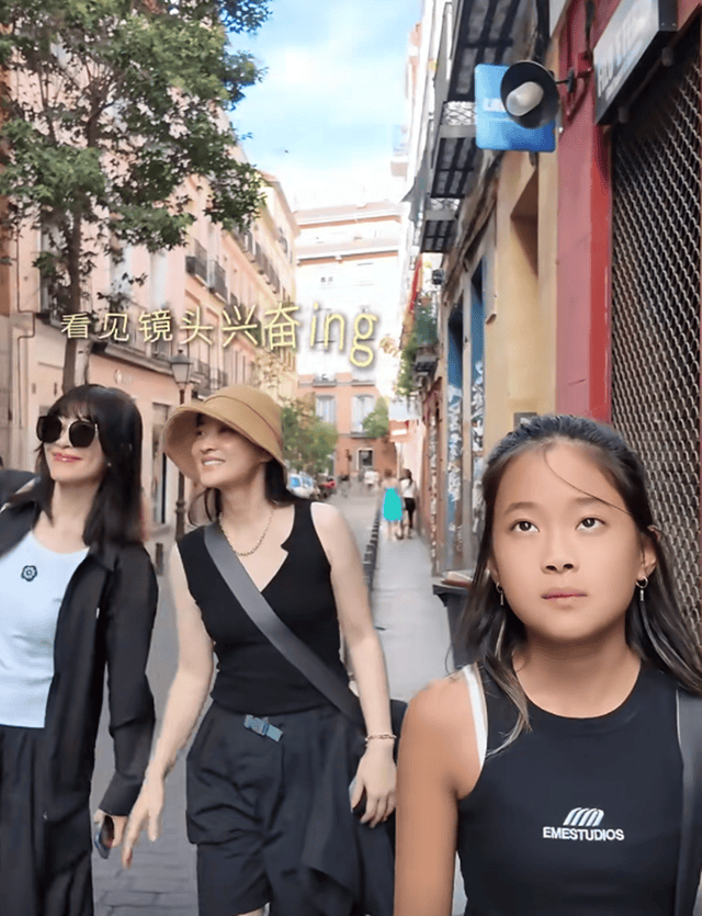 原创            梅婷一家6口国外度假，亲哥露面在大学当老师，嫂子比梅婷还年轻