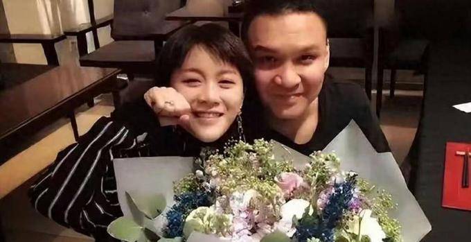 原创            李嘉格频晒男友秀幸福，网友透露担心，车澈深夜发文令人心疼