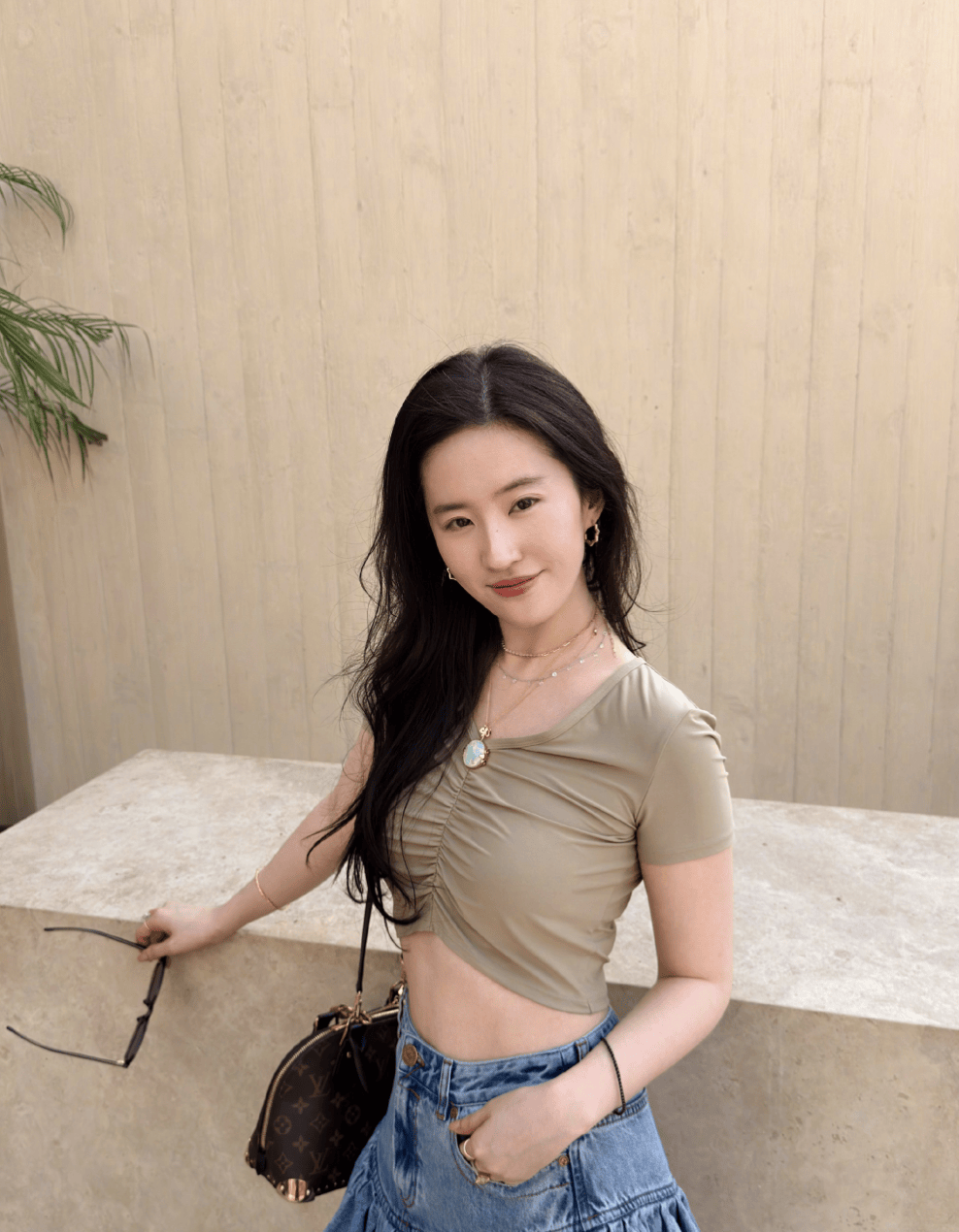 刘亦菲休闲穿搭松弛随性 素颜与猫头鹰同框超治愈