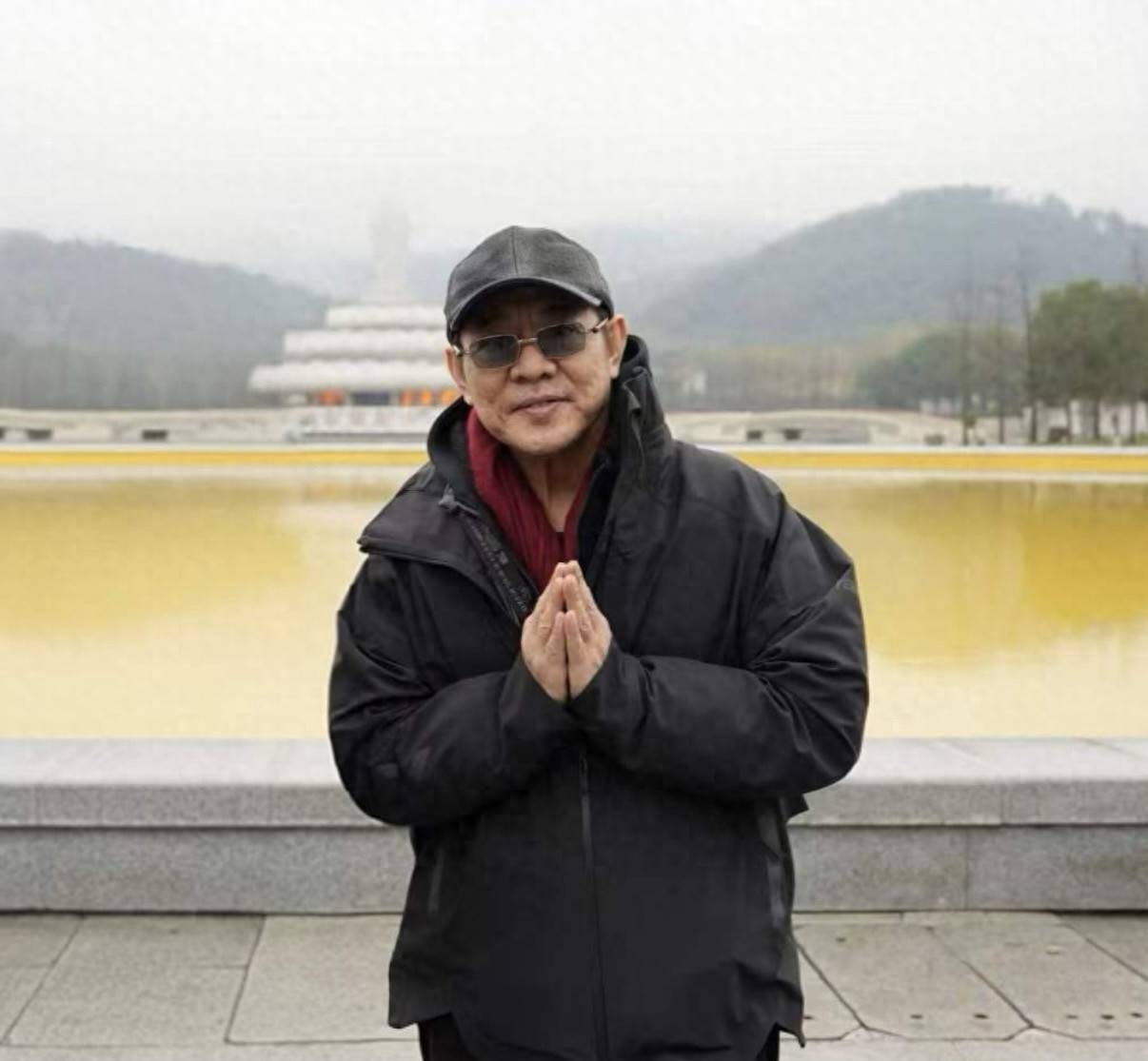 原创            李连杰在九华山祈福，素颜沧桑却满脸祥和，与女儿在佛像前合照