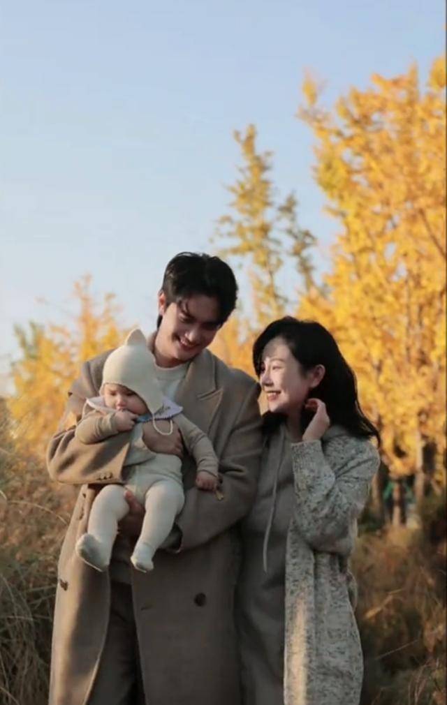 原创            张檬和小五带儿子赏秋，产后快8个月还在喂母乳，气质长相变化大