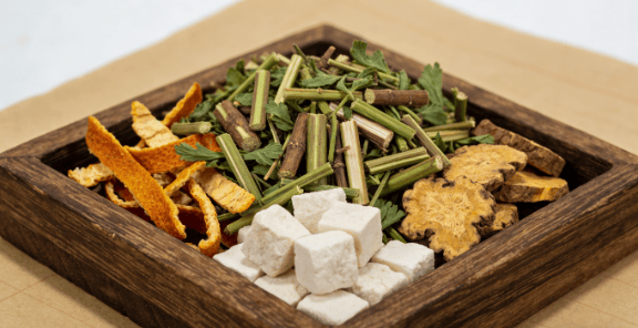 特发性震颤缠上身？根源在肝湿互结，1味药疏肝祛湿，手抖慢慢消