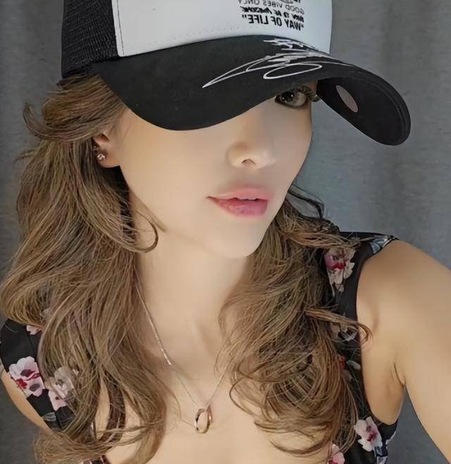 香港女星移英失败回流香港，曾在直播时被男友骂，收到大尺度照片