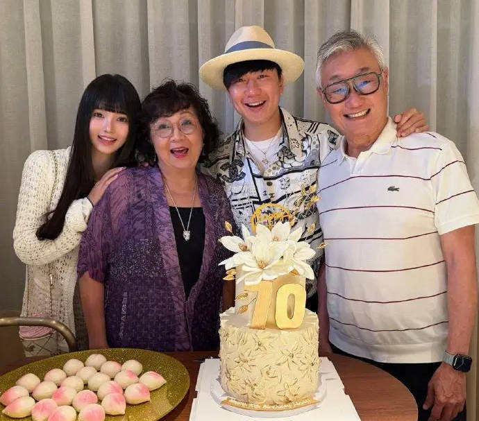 林俊杰带女友为妈妈庆生 正式官宣恋情