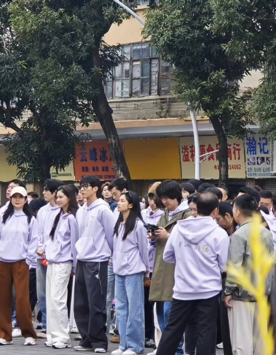 张婧仪陈靖可新戏开机同框 白卫衣造型青春洋溢