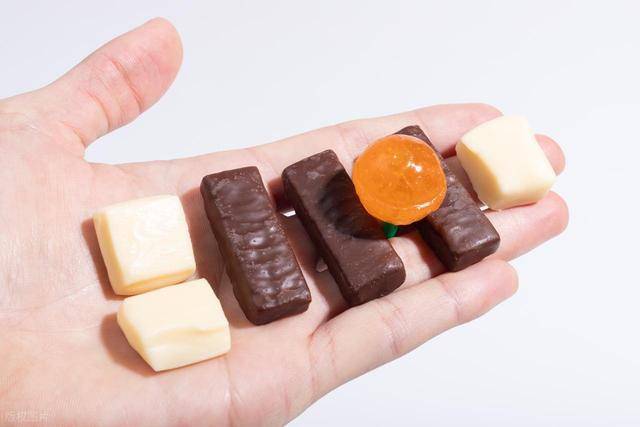 睡前忍不住吃东西？小心这几个健康隐患找上门，看完你还敢乱吃吗