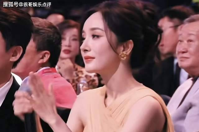 原创            尖叫之夜：双主桌引爆咖位战，杨幂白鹿各凭实绩说话，粉丝何必剑拔弩张？