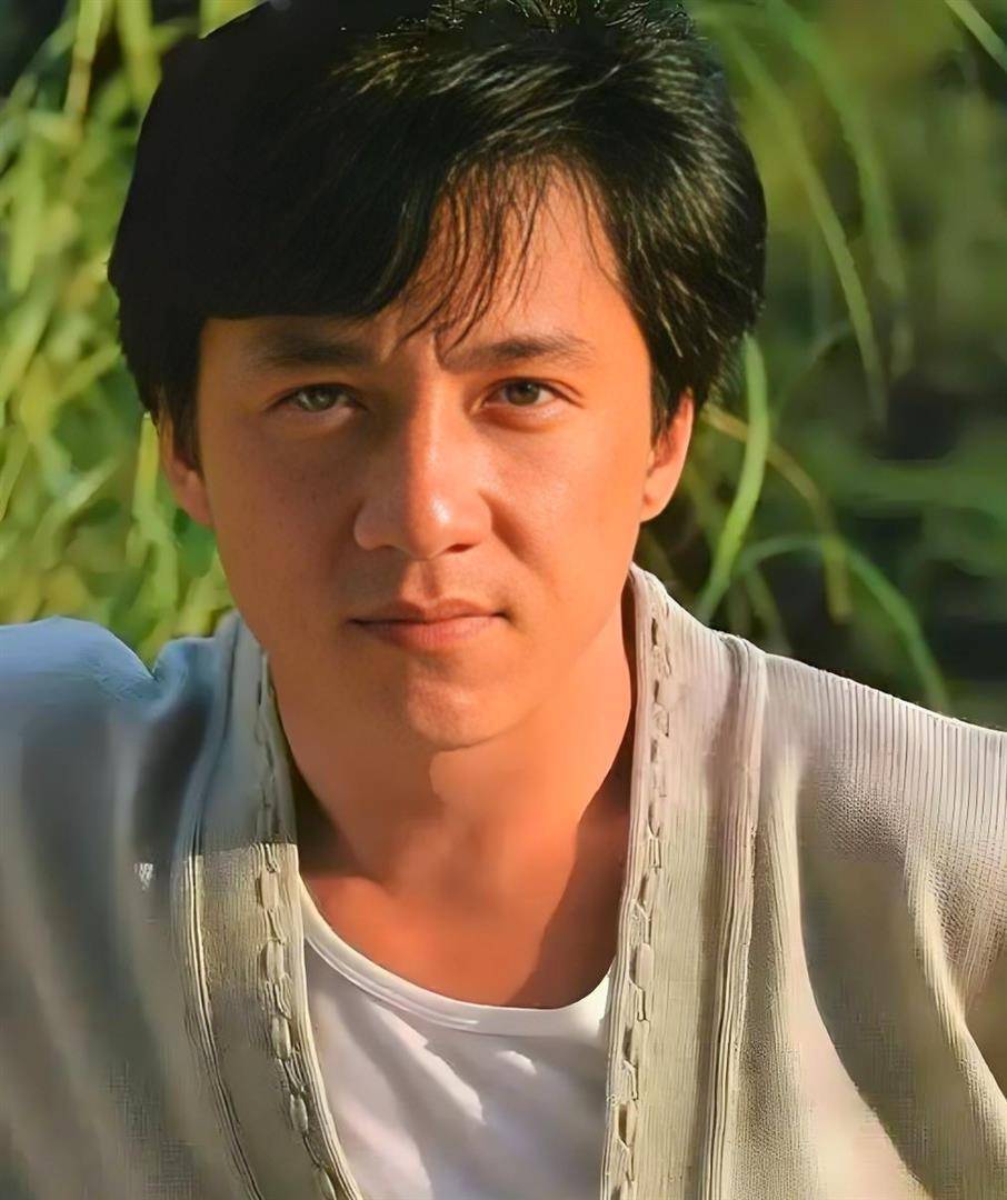 原创            深挖成龙的过往经历，才懂张艺谋那句全世界只有一个成龙的含金量