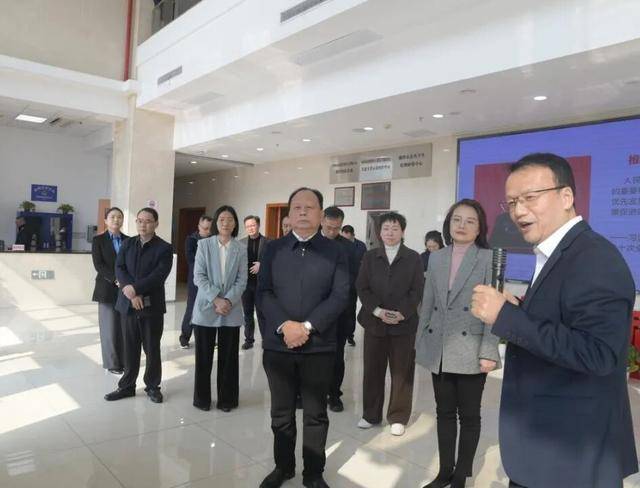 省人大常委会副主任、省总工会主席周农调研职工健康促进工作