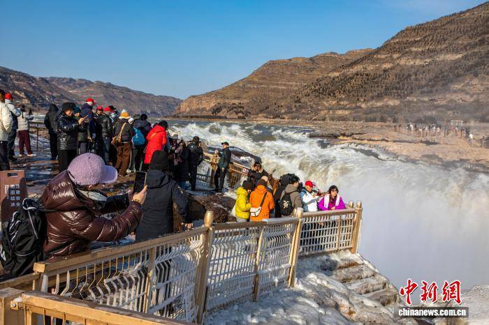 坐着高铁“回延安” 西延高铁旅游团抵达陕西黄河壶口瀑布