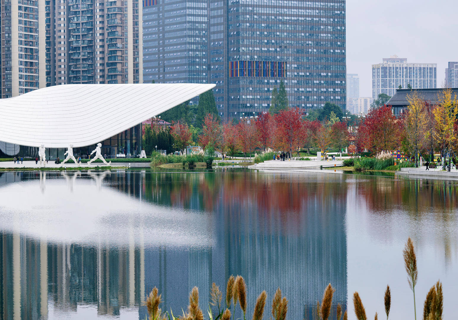 成都国际诗歌周采风活动走进天府艺术公园：从诗歌到艺术，美是相通的