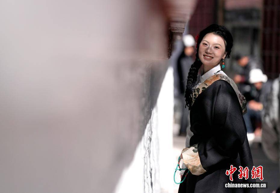 “冬游西藏”热度不减 游客体验藏服写真