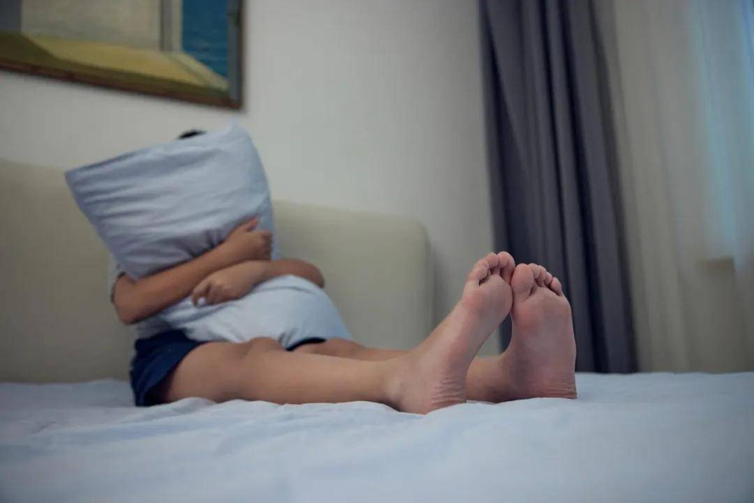 精神科里挤满了抑郁的孩子：让孩子感觉被爱，常说这4句话！