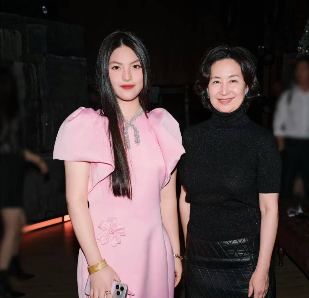 原创            这是硬闯啊？李湘王岳伦为16岁女儿王诗龄铺路到豪门何超琼霍启刚身边