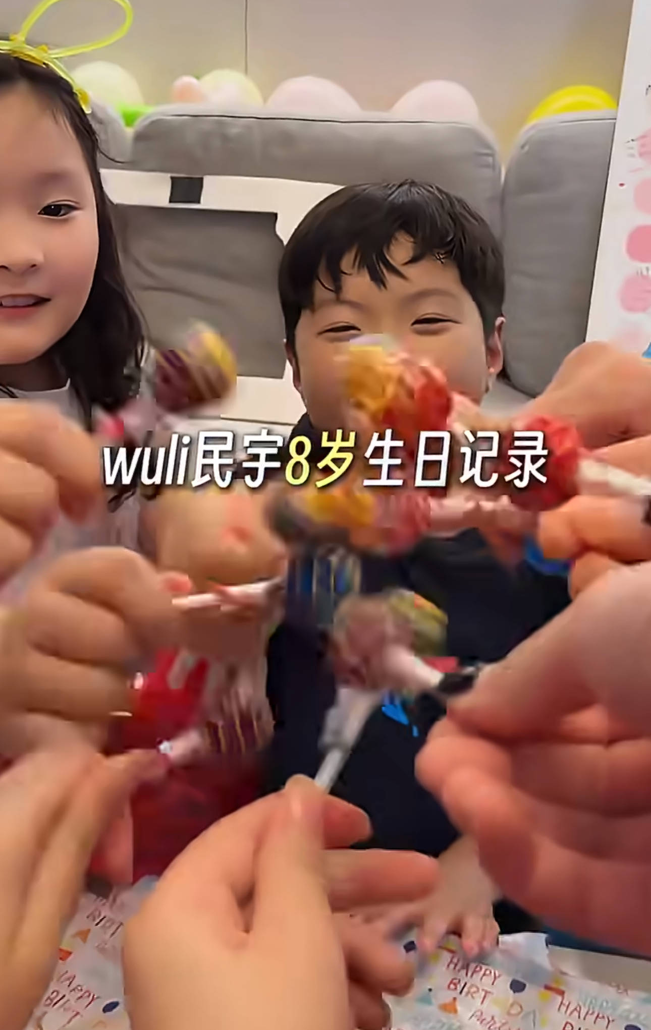 蔡琳为8岁儿子庆生煮海带汤 民宇长相神似高梓淇