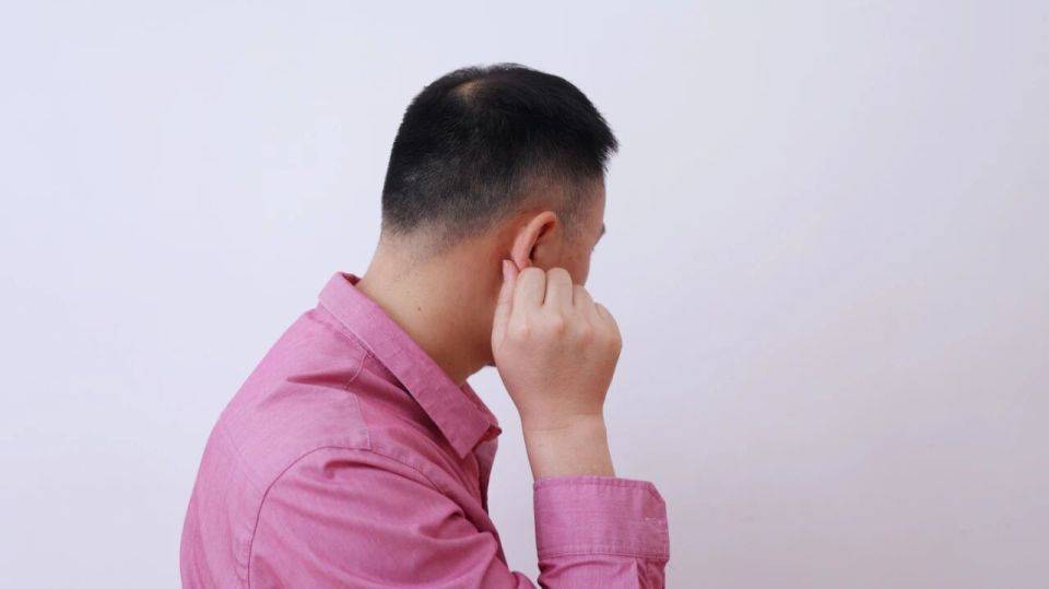 原创            癌症来临，耳朵先知？忠告：耳朵出现5个情况，或是癌症“敲门”