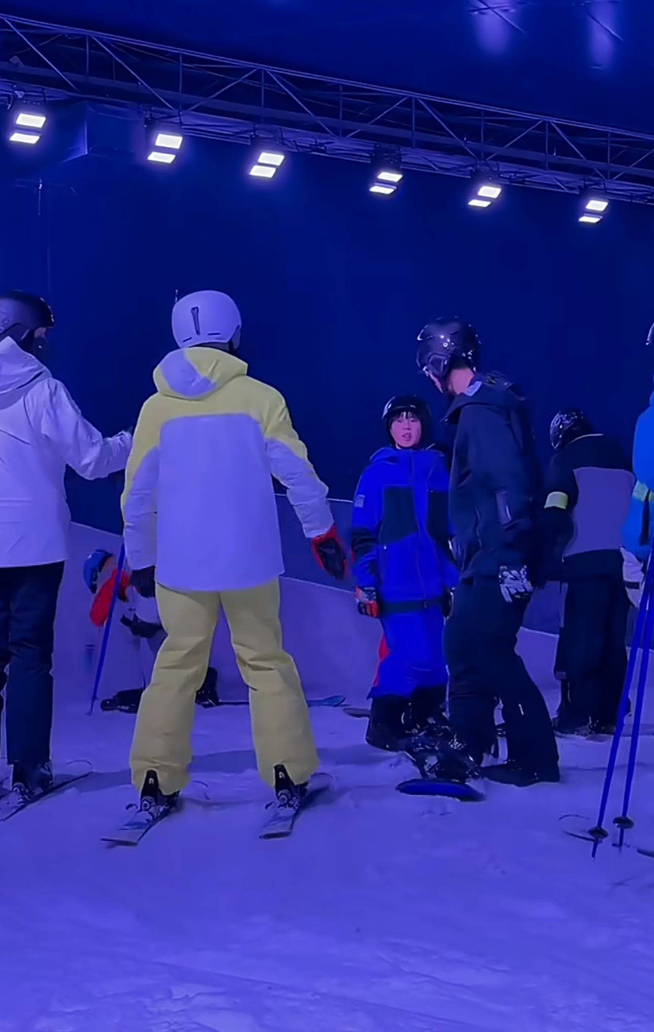 吴尊儿子和陈小春儿子滑雪被偶遇 俩娃等比例长大模样可爱