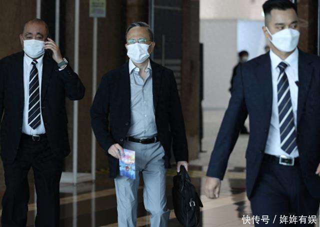 原创            香港四大家族现身会展，李泽钜罕露脸白发花白，李家诚郑志刚都在