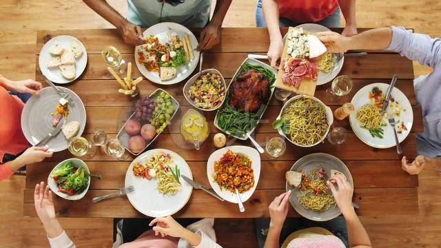 年龄越大越要少吃菜？医生告诫：年过65岁，尽量避免4种减寿行为