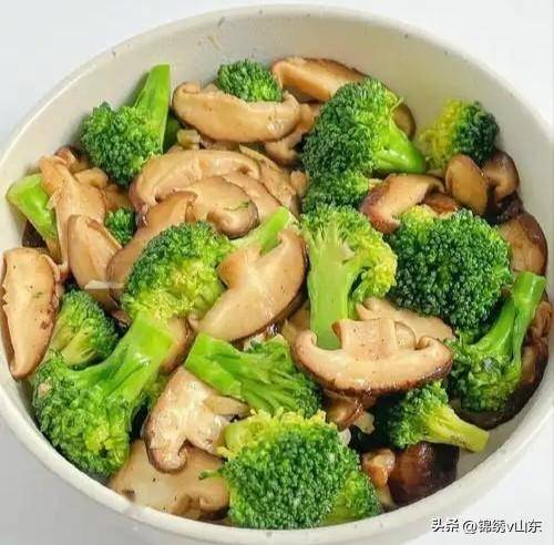 大雪过后“养骨”的关键：少吃白菜土豆，多吃这8样，骨骼易吸收