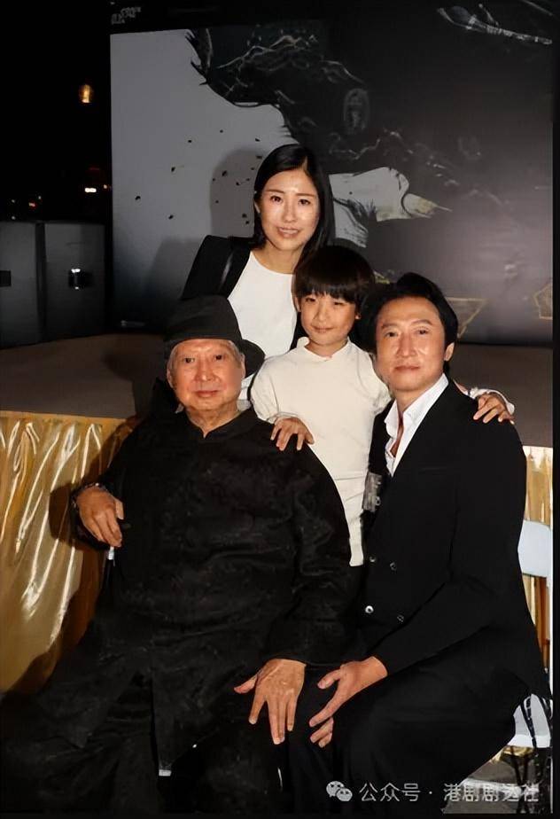 洪金宝三代同堂罕有现身，父子四子罕见合作，孙子抢镜踢脚学拍戏