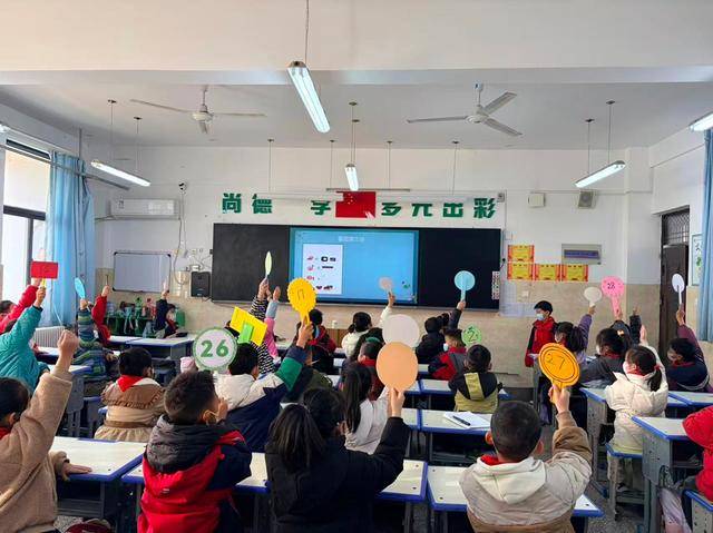 猜古诗、写书法……他们在趣味猜答与静心书写中感受语文之美