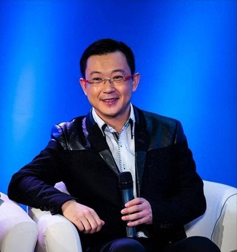 原创            曾是上海知名主持人，辞职下海成百亿富豪，妻子还是大家熟悉的她