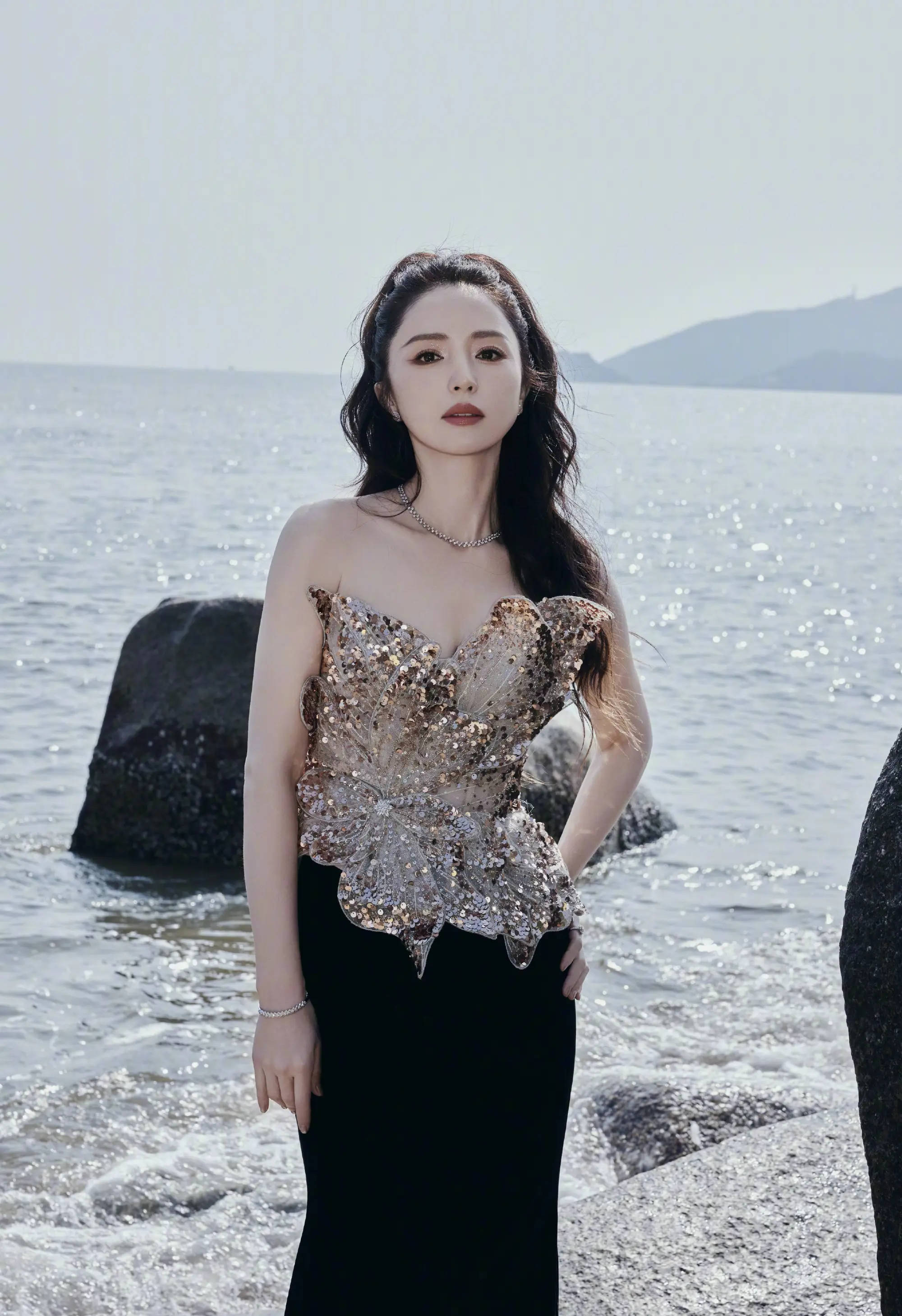 董璇现身澳门黑沙滩拍写真！裸足坐在礁石上露甜美笑容