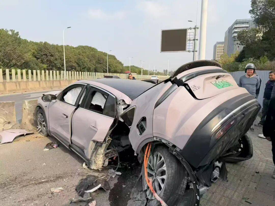 上海一辆蔚来EC6撞石墩后车尾断裂，客服回应：目前已与车主取得联系，正在复盘事故经过
