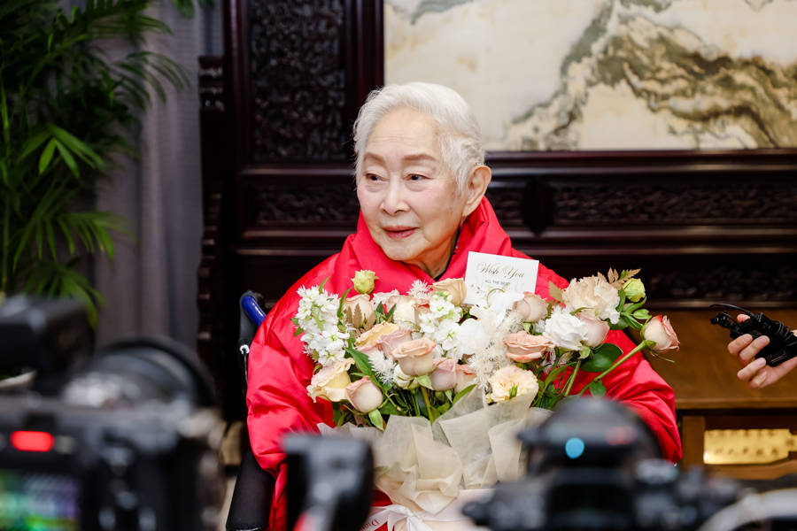 这位毕业自交大财务管理系的好莱坞明星，今回母校与学生座谈