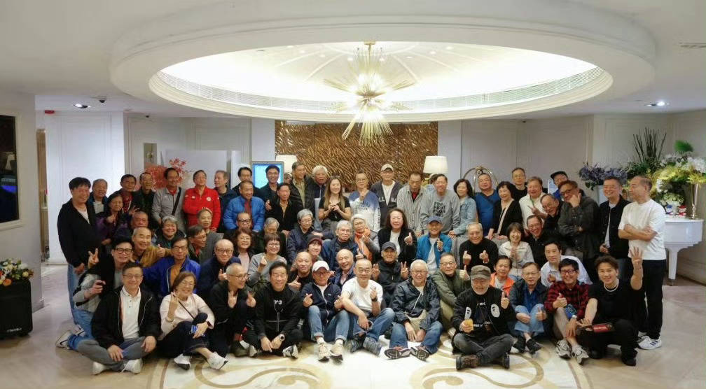 原创            周润发有情有义，宴请百位底层同事，他已经吃不下多少东西