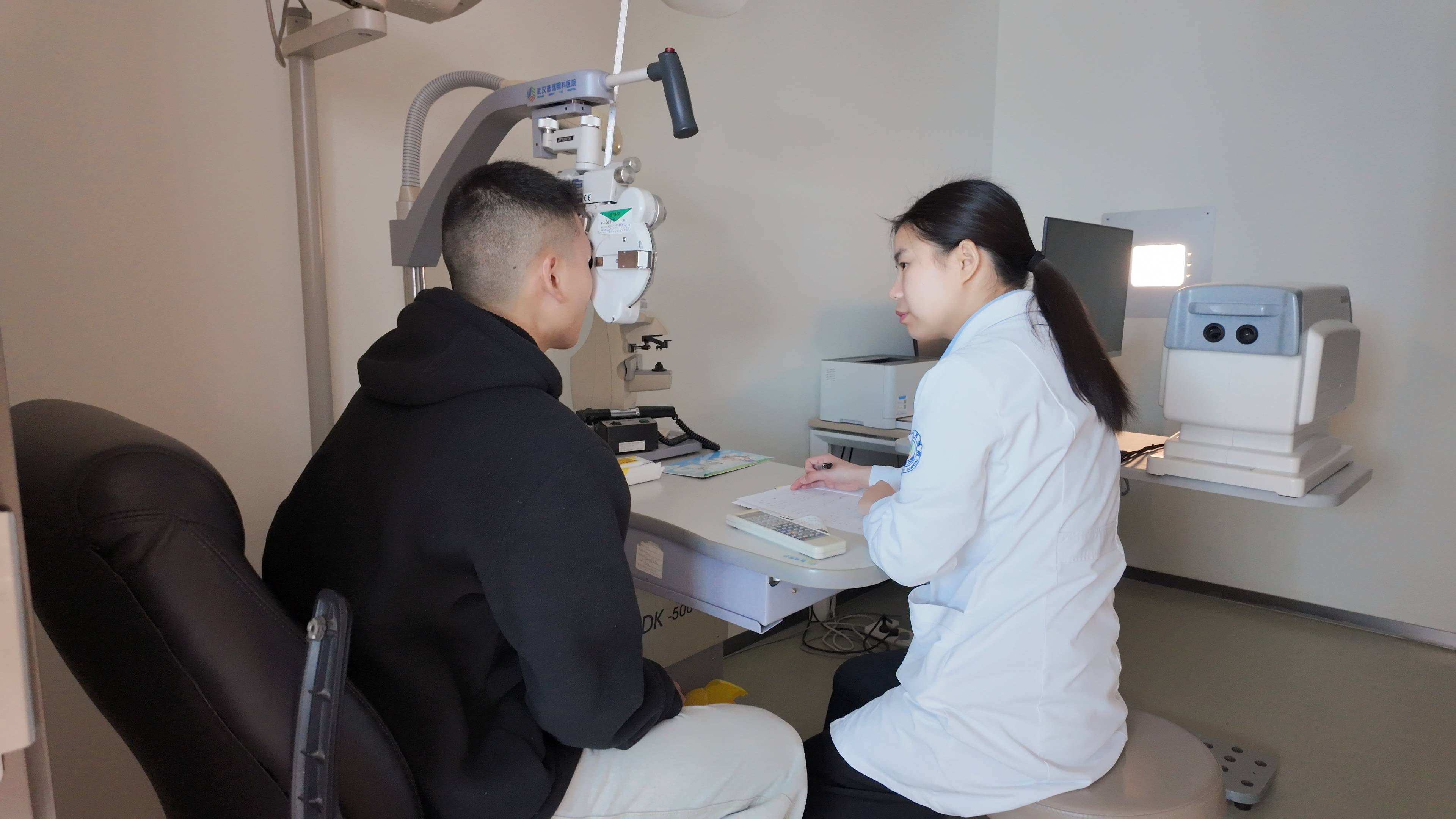 十余年眼科护士为高三儿子选武汉普瑞眼科可视化摘镜手术
