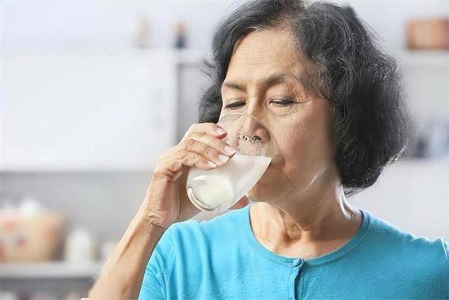 牛奶是糖尿病“加速剂”？医生提醒：想保护胰岛，尽量少喝5种水