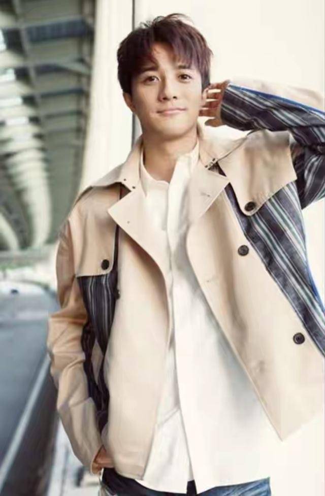 TVB小生全力拉票“男飞跃”，一年播三部剧出镜率高，获妈妈认可