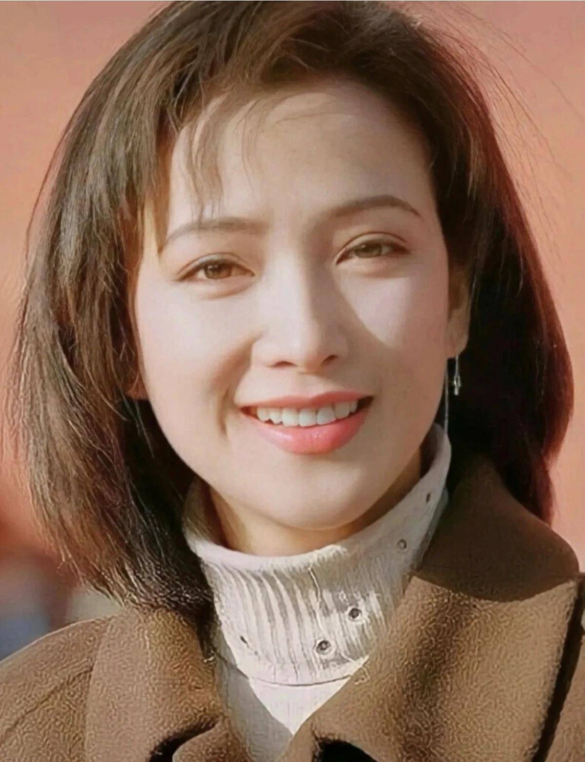 原创            听闻何晴去世的消息，我闺蜜说：面相真是玄学，你别看何晴长得那么漂亮，可她无论演什么角色，哪怕是开怀大笑时，她的眉眼间也总有一股淡淡的哀愁，这样的人命不好。 2023年那张广为流传的聚餐照里，何晴扎着利落低马尾，穿米白针织衫坐在C位，笑出标志性梨涡。 朋友在评论区回复粉丝“恢复得不错...