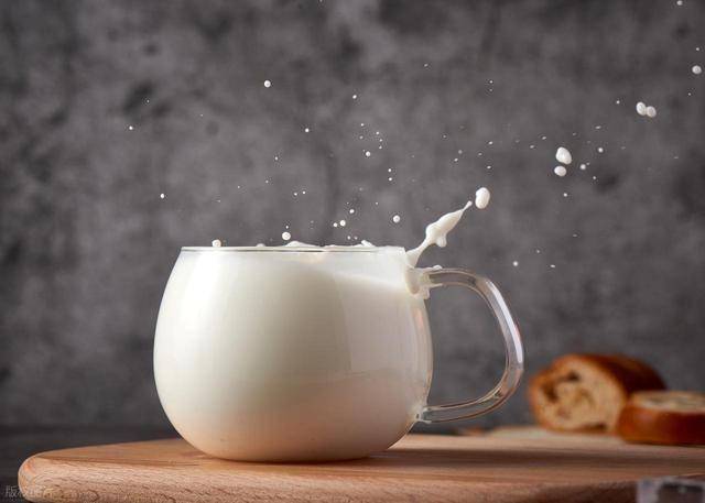 年龄越大越要少喝牛奶？医生：55岁后，这3种奶喝多了是在减寿