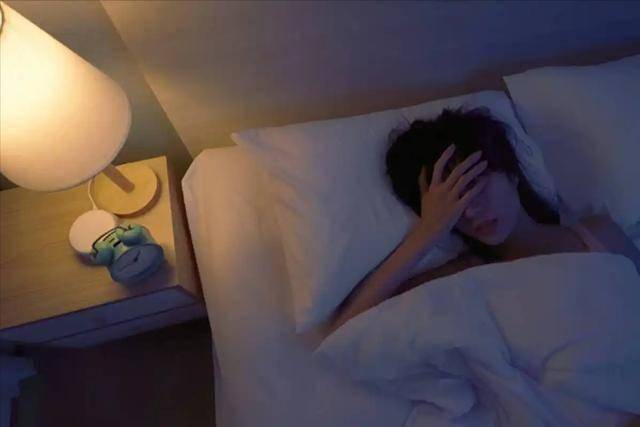 “早睡早起”过时了？医生告诫：过了65岁，睡觉尽量要做到这5点